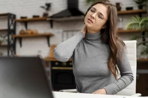Як уникнути болі у шиї при роботі за комп’ютером: 9 порад для здорової шиї