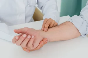 Оніміння в кінцівках: причини, діагностика та оптимальний підхід до розв’язання проблеми